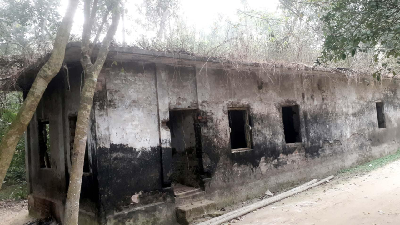 মনিরামপুরে ধ্বংসের পথে কৃষি কর্মকর্তাদের কোয়ার্টার ও সিডস্টোর। ছবি : কালবেলা