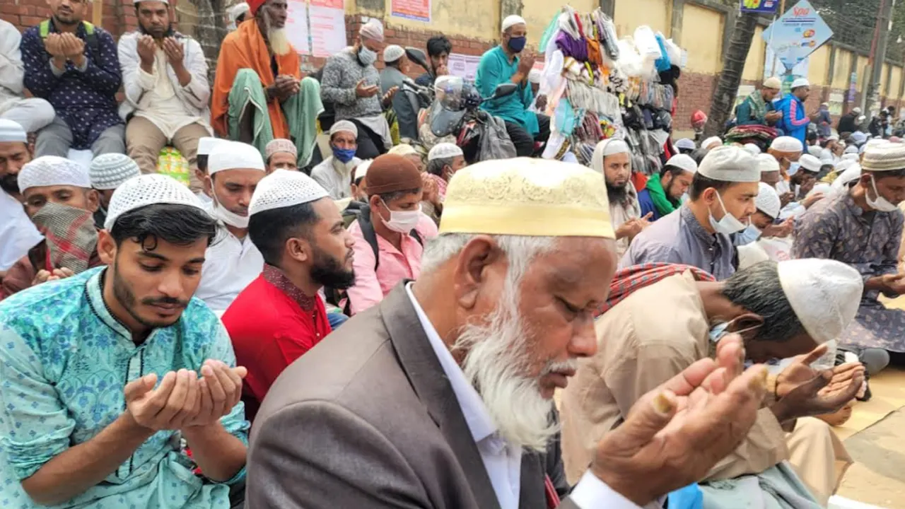 ইজতেমায় দোয়া পরিচালনা করেন বাংলাদেশের তাবলিগের আমির, আলমি শুরার সদস্য মাওলানা জোবায়ের। ছবি : কালবেলা