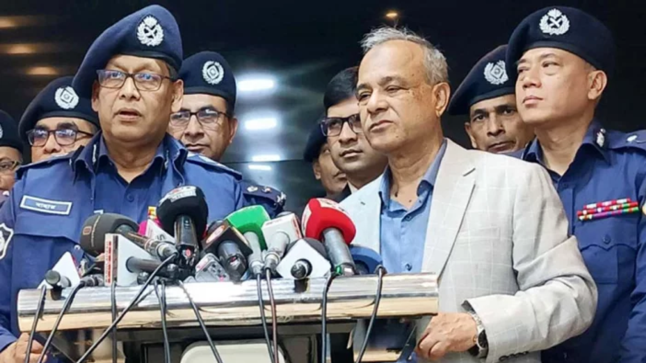 সাংবাদিকদের সঙ্গে কথা বলেন স্বরাষ্ট্র উপদেষ্টা জাহাঙ্গীর আলম চৌধুরী। ছবি : সংগৃহীত