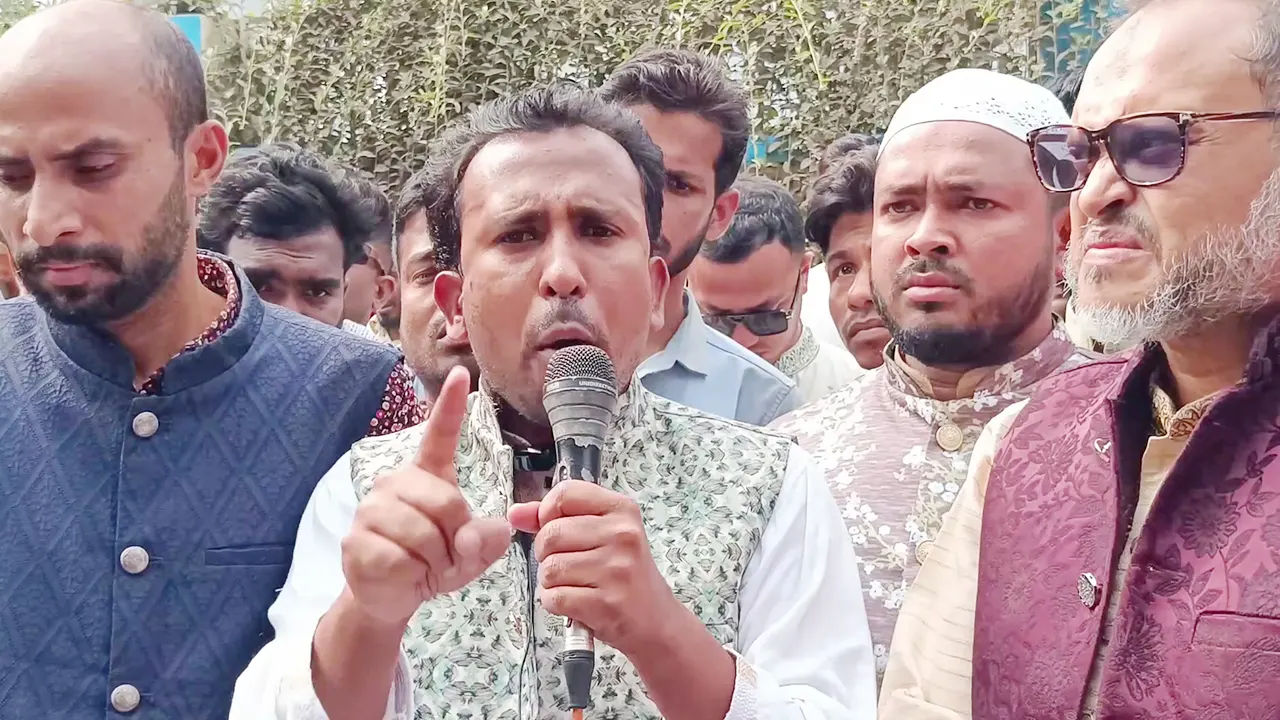 কিশোরগঞ্জে বিক্ষোভ মিছিল শেষে স্মারকলিপি প্রদান অনুষ্ঠানে বক্তব্য দেন আবু হানিফ। ছবি : কালবেলা