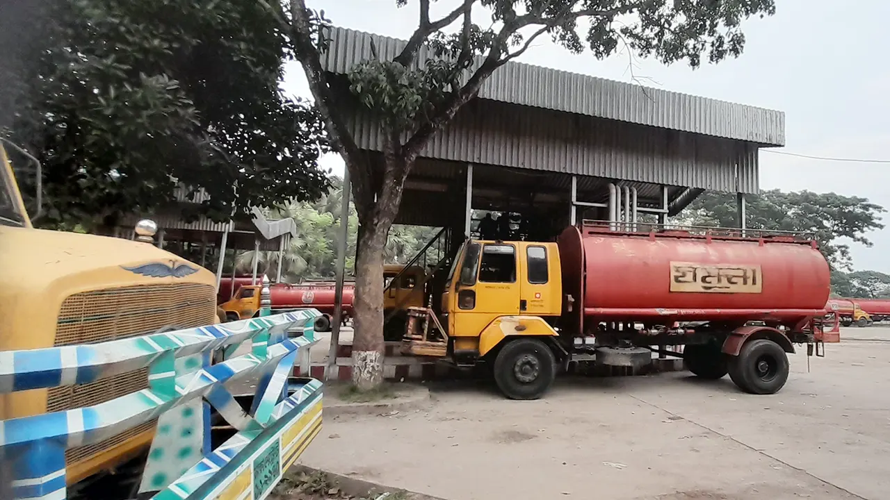 সিরাজগঞ্জের পেট্রল পাম্পে অপেক্ষমাণ যানবাহন। ছবি : কালবেলা