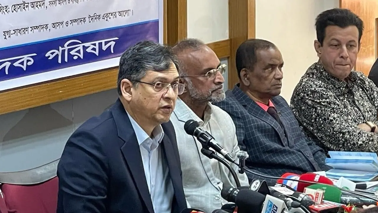 জাতীয় প্রেস ক্লাবে আঞ্চলিক সম্পাদক পরিষদ আয়োজিত ‘জাতীয় ঐক্য ও বর্তমান বাস্তবতা’ শীর্ষক আলোচনা সভায় বক্তব্য দেন সালাহউদ্দিন আহমেদ। ছবি : সংগৃহীত