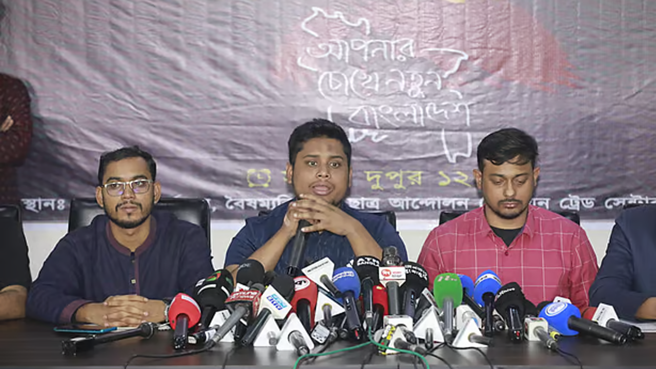 বৈষম্যবিরোধী ছাত্র আন্দোলনের কার্যালয়ে সংবাদ সম্মেলনে হাসনাত আবদুল্লাহ। ছবি : সংগৃহীত