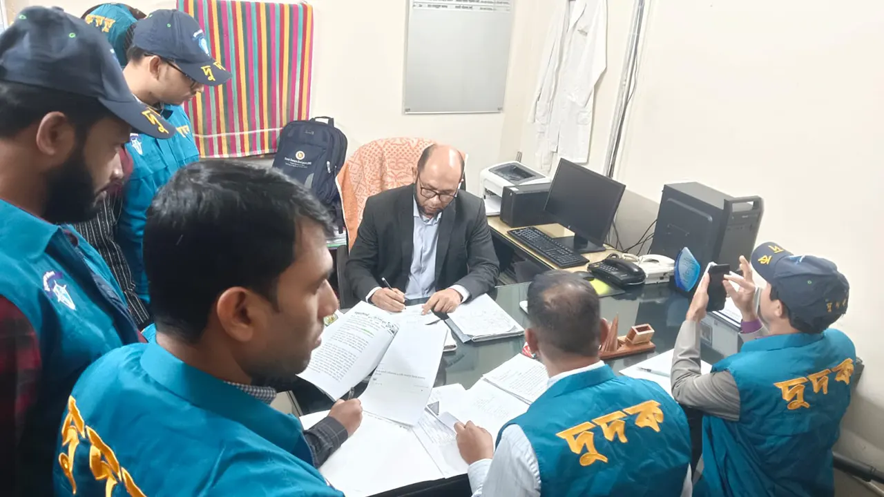 সিলেট এমএজি ওসমানী মেডিকেল কলেজ হাসপাতালে দুদকের অভিযান। ছবি : কালবেলা