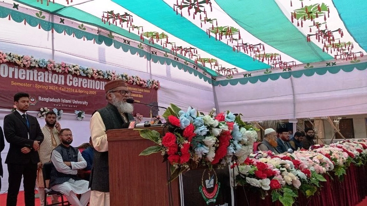 ওরিয়েন্টেশন প্রোগ্রামে উপদেষ্টা ড. আফম খালিদ হোসাইন। ছবি : কালবেলা