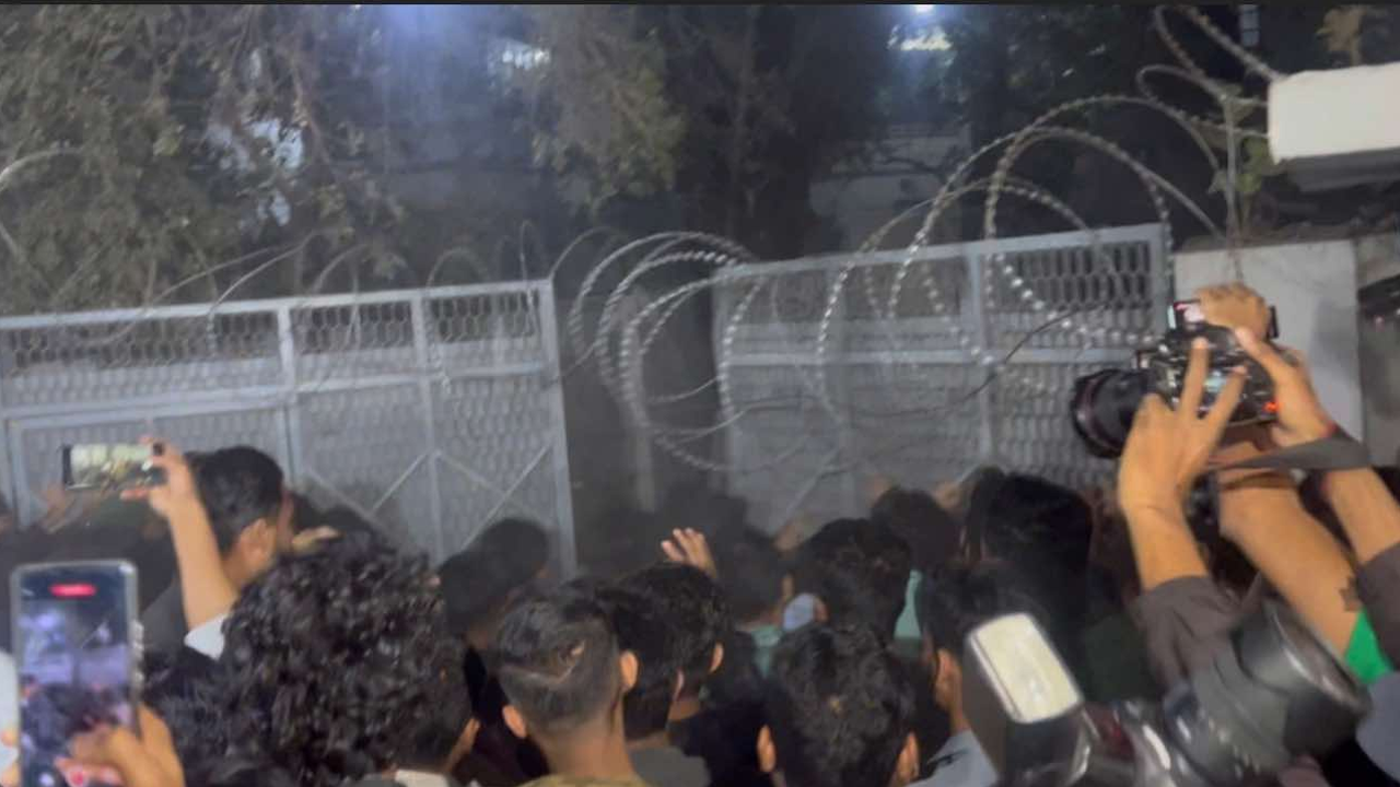 ধানমন্ডি ৩২ নম্বর বাড়িতে ভাঙচুর চালাচ্ছে ছাত্র-জনতা। ছবি : কালবেলা