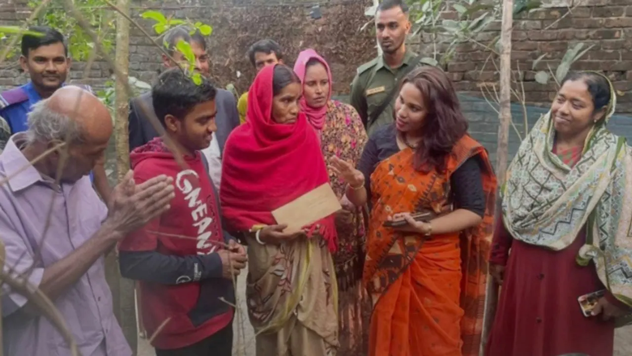মেডিকেলে চান্স পাওয়া জয়ের পাশে ইউএনও মোছা. রনী খাতুন। ছবি : কালবেলা