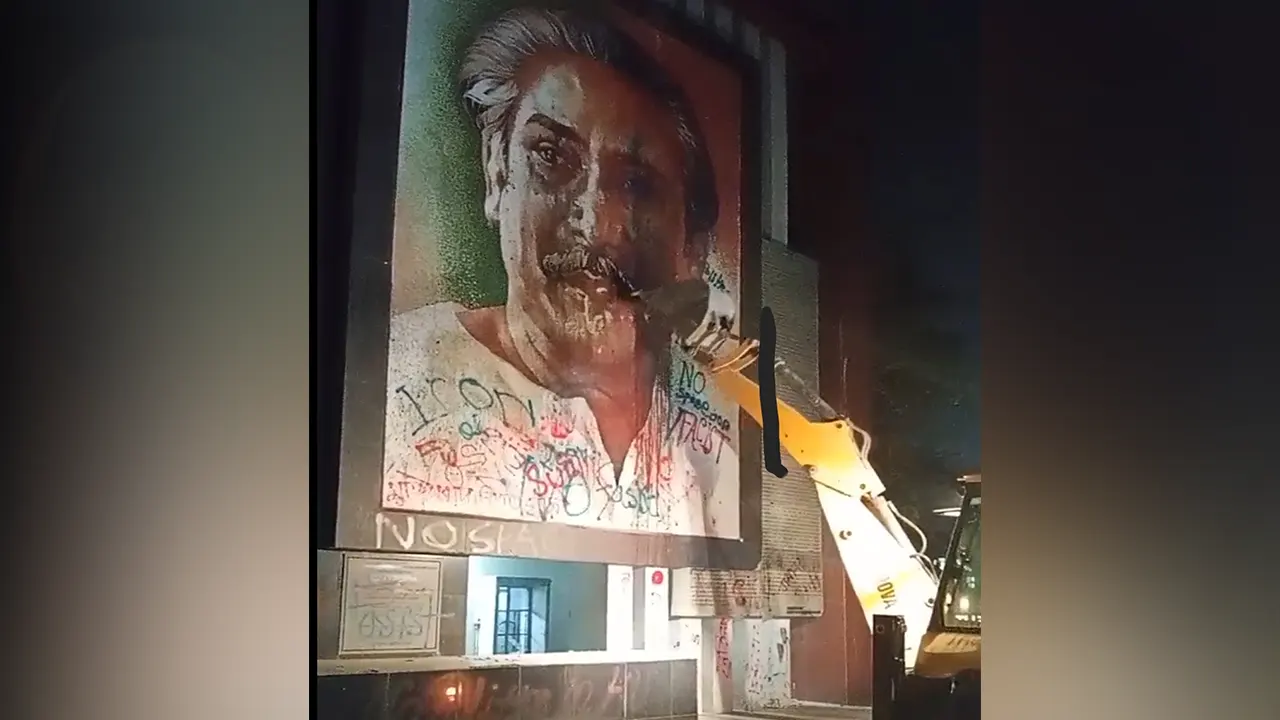 খুলনা বিশ্ববিদ্যালয়ে শেখ মুজিবের ম্যুরাল বুলডোজার দিয়ে গুঁড়িয়ে দিয়েছে সাধারণ শিক্ষার্থীরা। ছবি : কালবেলা
