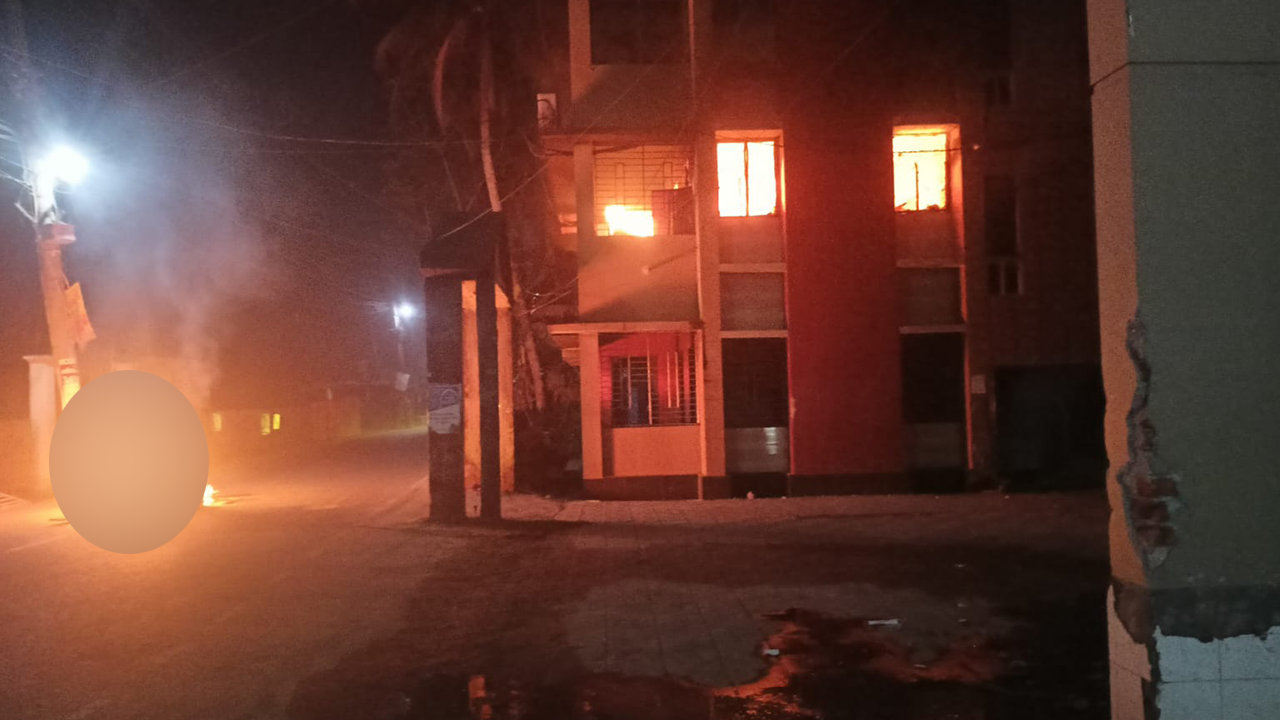 পিরোজপুর জেলা আওয়ামী লীগের সভাপতি এ কে এম এ আউয়ালের বাড়িতে অগ্নিসংযোগ। ছবি : কালবেলা