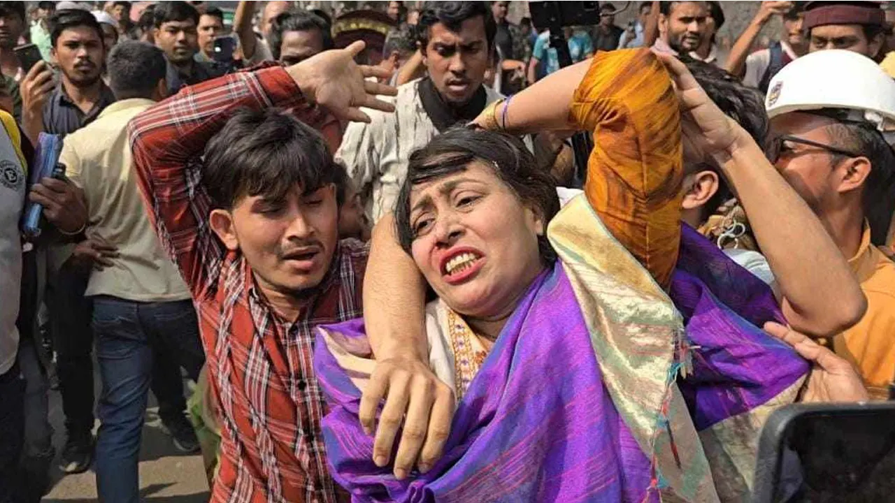 ওই নারীর মার খাওয়ার দৃশ্য। ছবি : সংগৃহীত