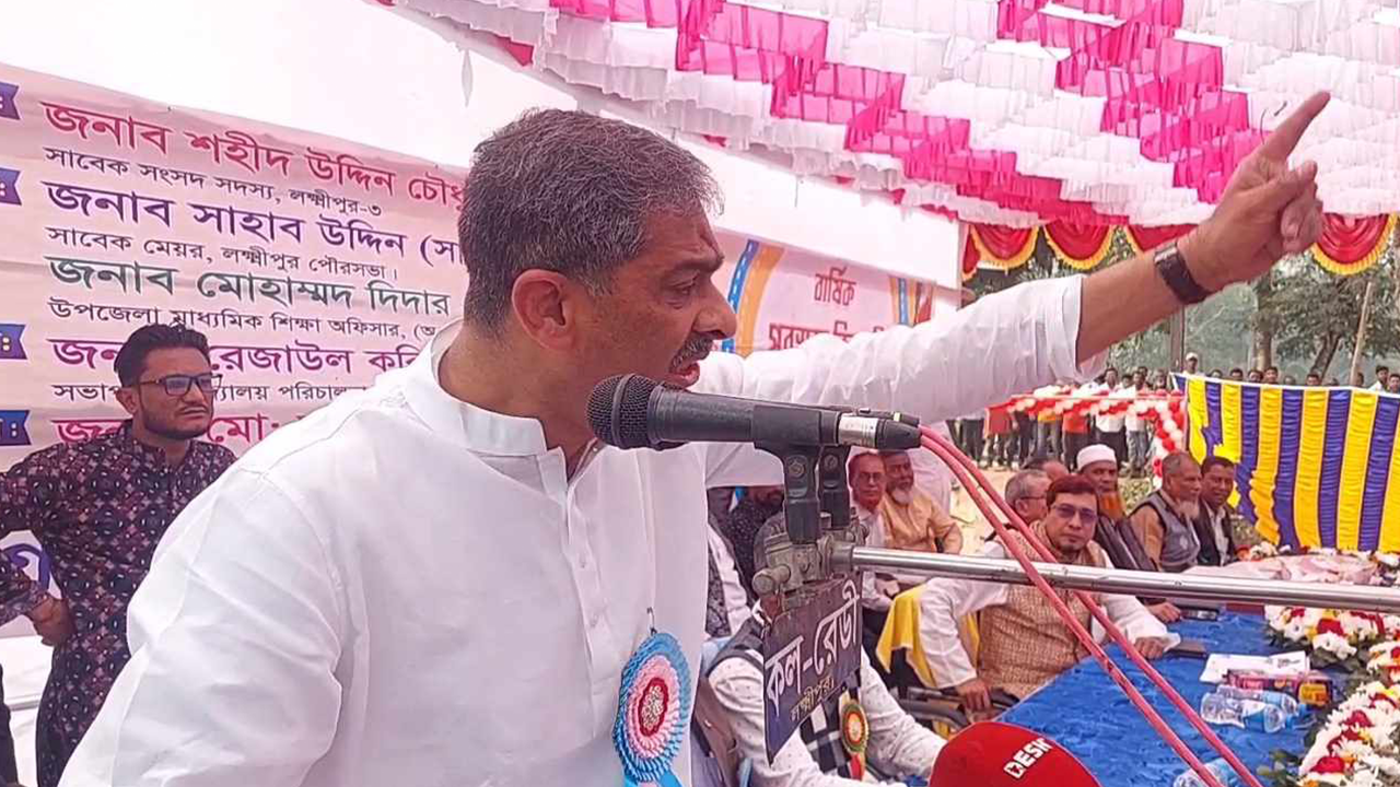 লক্ষ্মীপুরে বার্ষিক ক্রীড়া প্রতিযোগিতার পুরস্কার বিতরণ অনুষ্ঠানে বক্তব্য দেন শহীদ উদ্দিন চৌধুরী এ্যানি। ছবি : কালবেলা