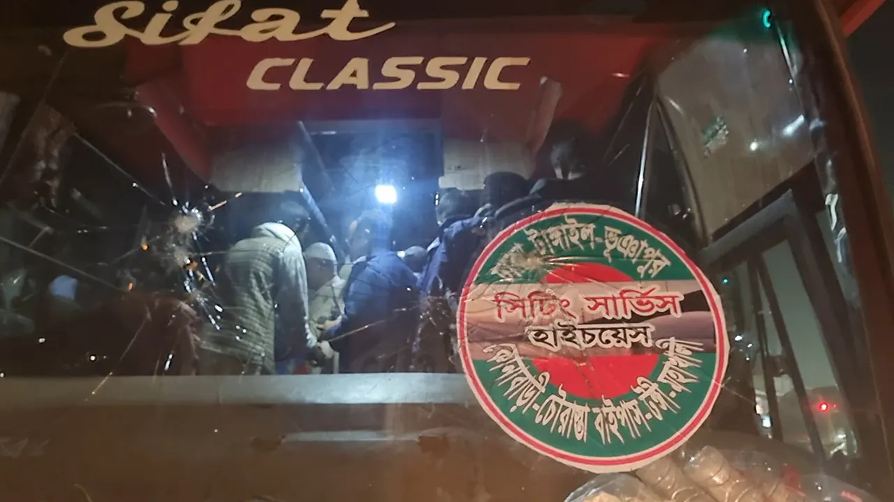 ময়মনসিংহে স্লোগান দেওয়ায় পিকনিকের বাস আটক করে স্থানীয়রা। ছবি : কালবেলা