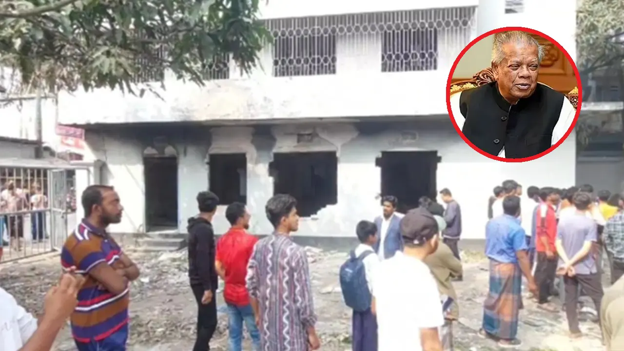 আমির হোসেন আমুর বাড়িতে হামলা চালিয়ে ভাঙচুর করেছে বিক্ষুব্ধ ছাত্র-জনতা। ছবি : কালবেলা