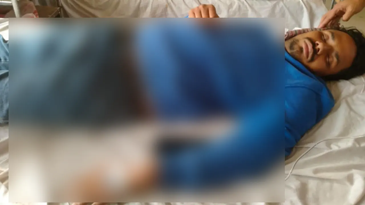 চিকিৎসার জন্য হাসপাতালে নেওয়া হয় বৈষম্যবিরোধী ছাত্র আন্দোলনের প্রতিনিধি আশরাফুল আলম সোহান। ছবি : কালবেলা