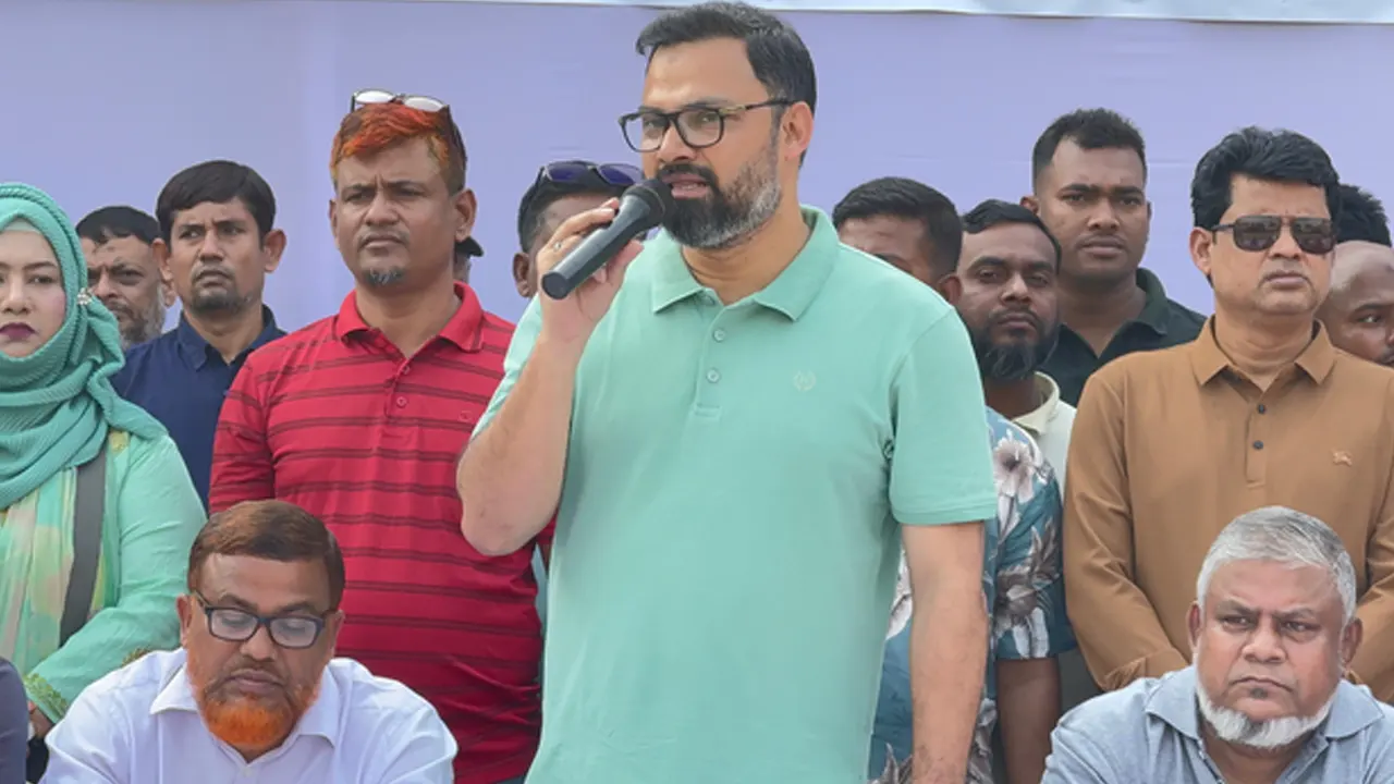 পল্লবীর সিটি ক্লাব মাঠে বিএনপি’র আয়োজনে জিয়া আন্তঃথানা ফুটবল টুর্নামেন্টের উদ্বোধনী অনুষ্ঠানে বক্তব্য দেন আমিনুল হক। ছবি : কালবেলা