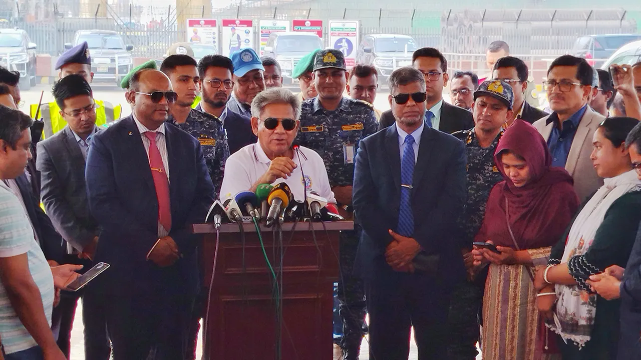 চট্টগ্রাম বন্দরের এক নম্বর জেটিতে সাংবাদিকদের সাথে কথা বলেন উপদেষ্টা সাখাওয়াত হোসেন। ছবি : কালবেলা