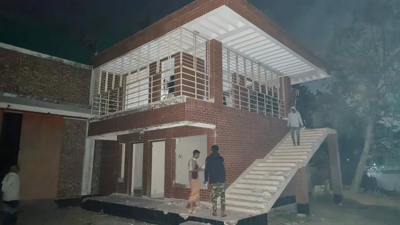 শেখ হাসিনার গোডাউন ভাঙচুর করে স্থানীয়রা। ছবি : কালবেলা