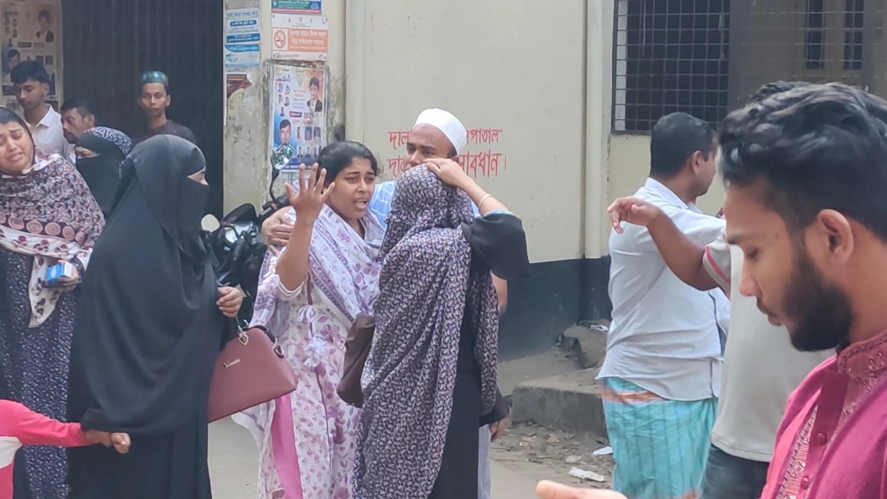 নিহত শান্তা ইসলামের স্বজনদের আহাজারি। ছবি : কালবেলা