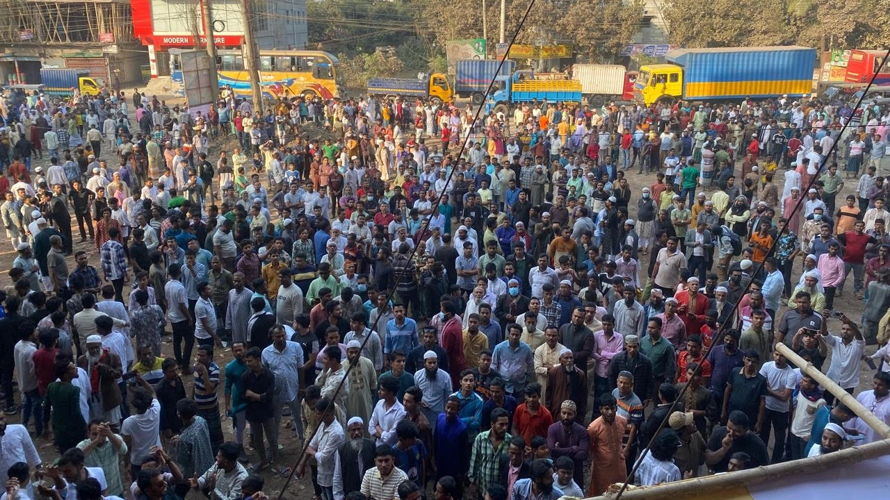 সমাবেশে স্থানীয় ব্যবসায়ী নেতারা ও এলাকাবাসী অংশ নেন। ছবি : কালবেলা