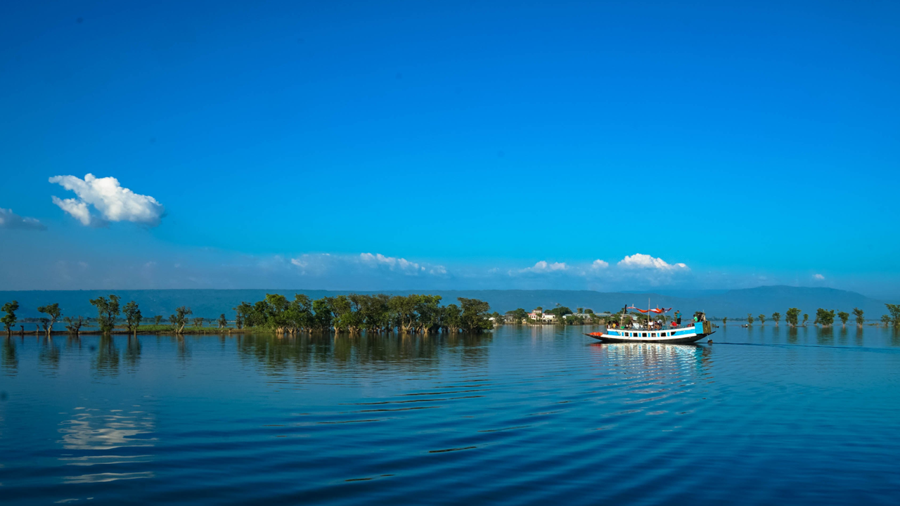 বর্ষায় লাখ লাখ পর্যটকে মুখরিত টাঙ্গুয়ার হাওর পর্যটকশূন্য। ছবি : সংগৃহীত