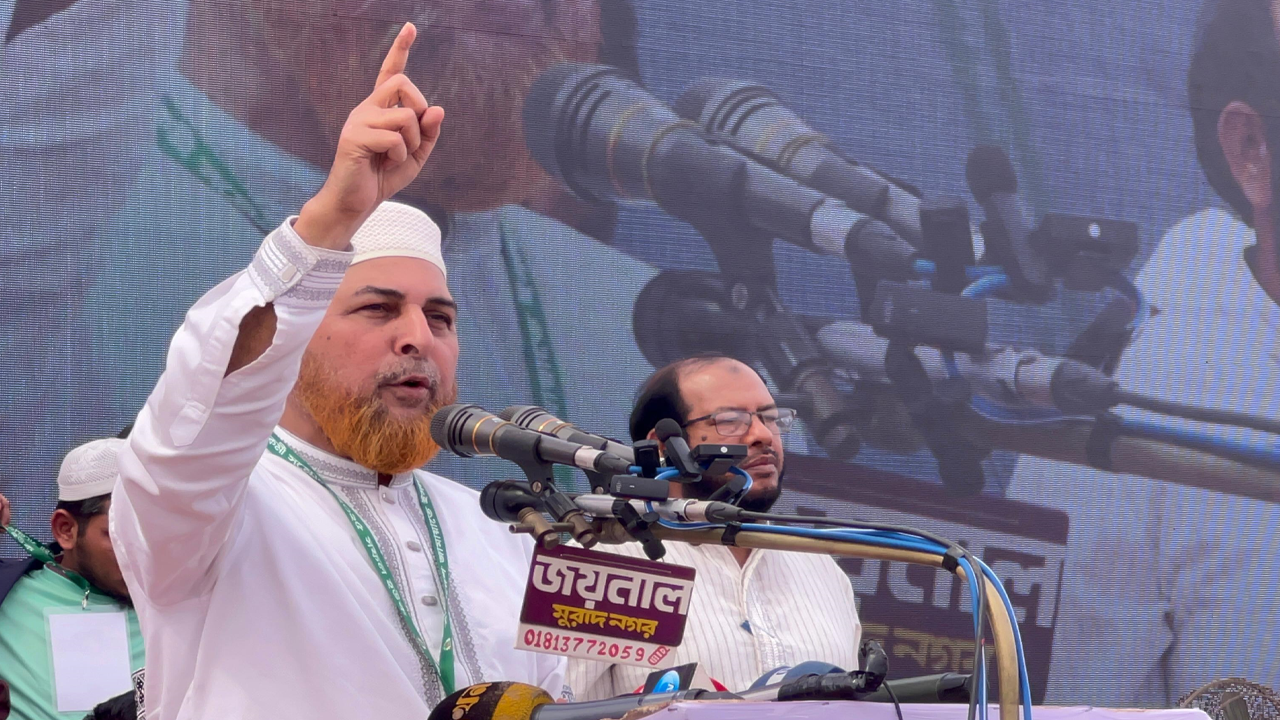 কুমিল্লার মুরাদনগরে জামায়াতে ইসলামীর কর্মী সম্মেলনে বক্তব্য দেন মাওলানা রফিকুল ইসলাম খাঁন। ছবি : কালবেলা