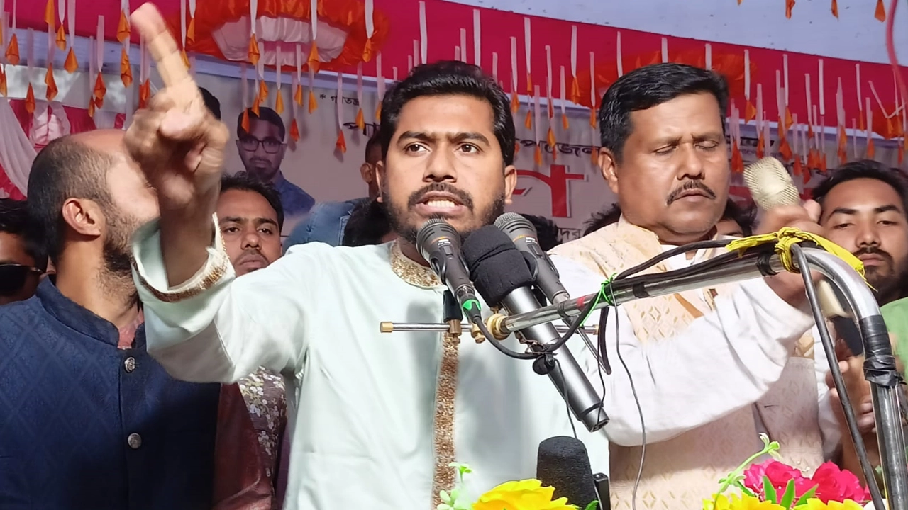 পাকুন্দিয়া উপজেলা গণঅধিকার পরিষদ কর্তৃক আয়োজিক গণসমাবেশে বক্তব্য রাখেন নুরুল হক নুর। ছবি : কালবেলা