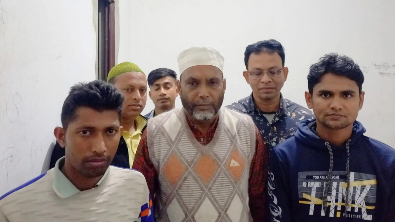 যৌথ বাহিনীর হাতে আটক কয়েকজন। ছবি : কালবেলা