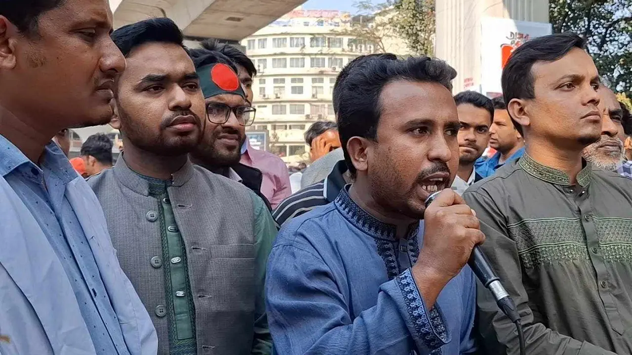 দুপুরে শাহবাগে শিক্ষার্থীদের আন্দোলনে উপস্থিত হয়ে কথা বলেন আবু হানিফ। ছবি : কালবেলা