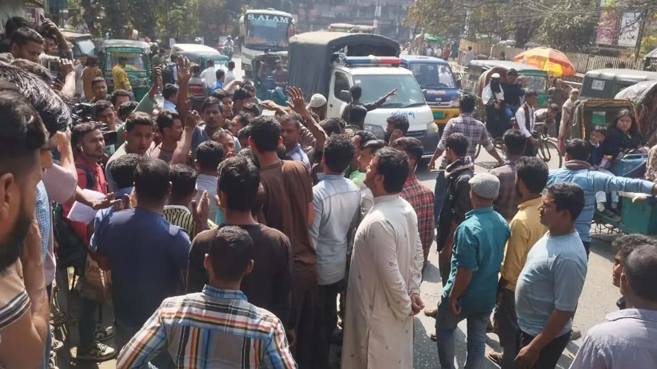 চট্টগ্রামে সড়কে হয়রানিমূলক মামলা দেওয়ার প্রতিবাদে বিক্ষোভ করেছে তিন চাকার যান (ম্যাক্সিমা) চালকরা। ছবি : কালবেলা