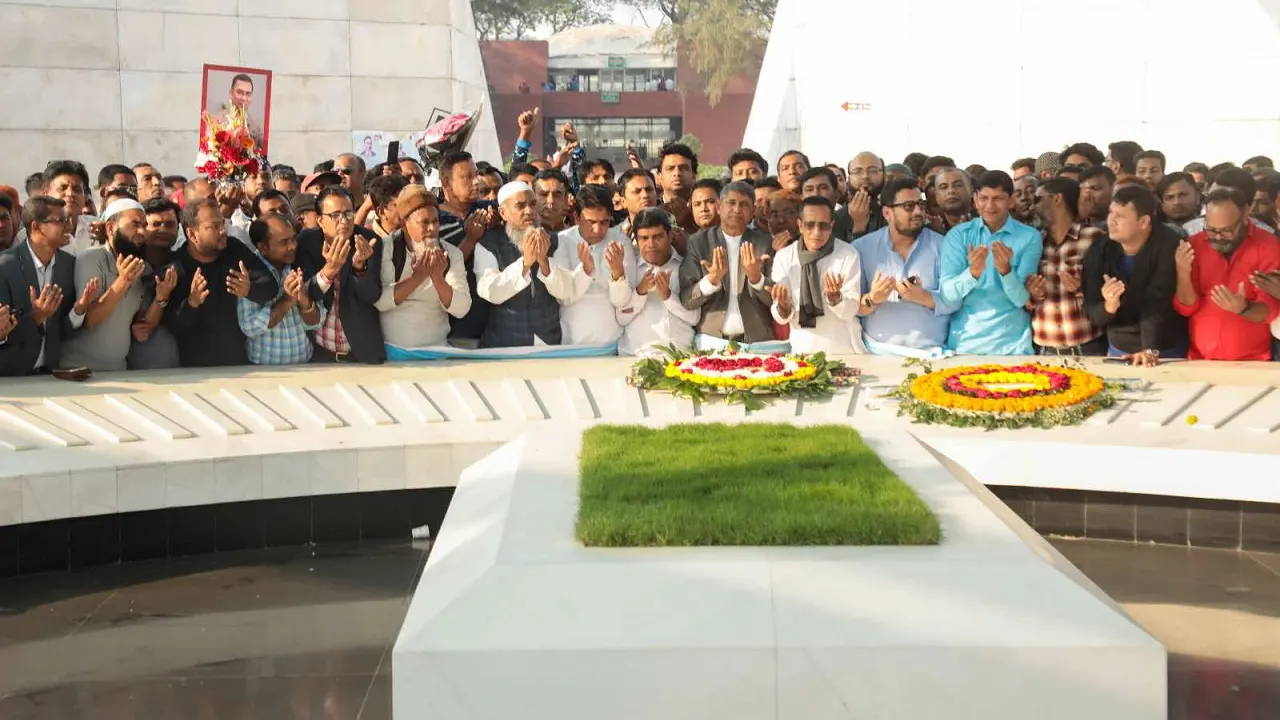 শহীদ রাষ্ট্রপতি জিয়াউর রহমানের মাজারে ফুল দিয়ে শ্রদ্ধা জানিয়েছে নোয়াখালী জেলা বিএনপির আহ্বায়ক কমিটি। ছবি : কালবেলা 
