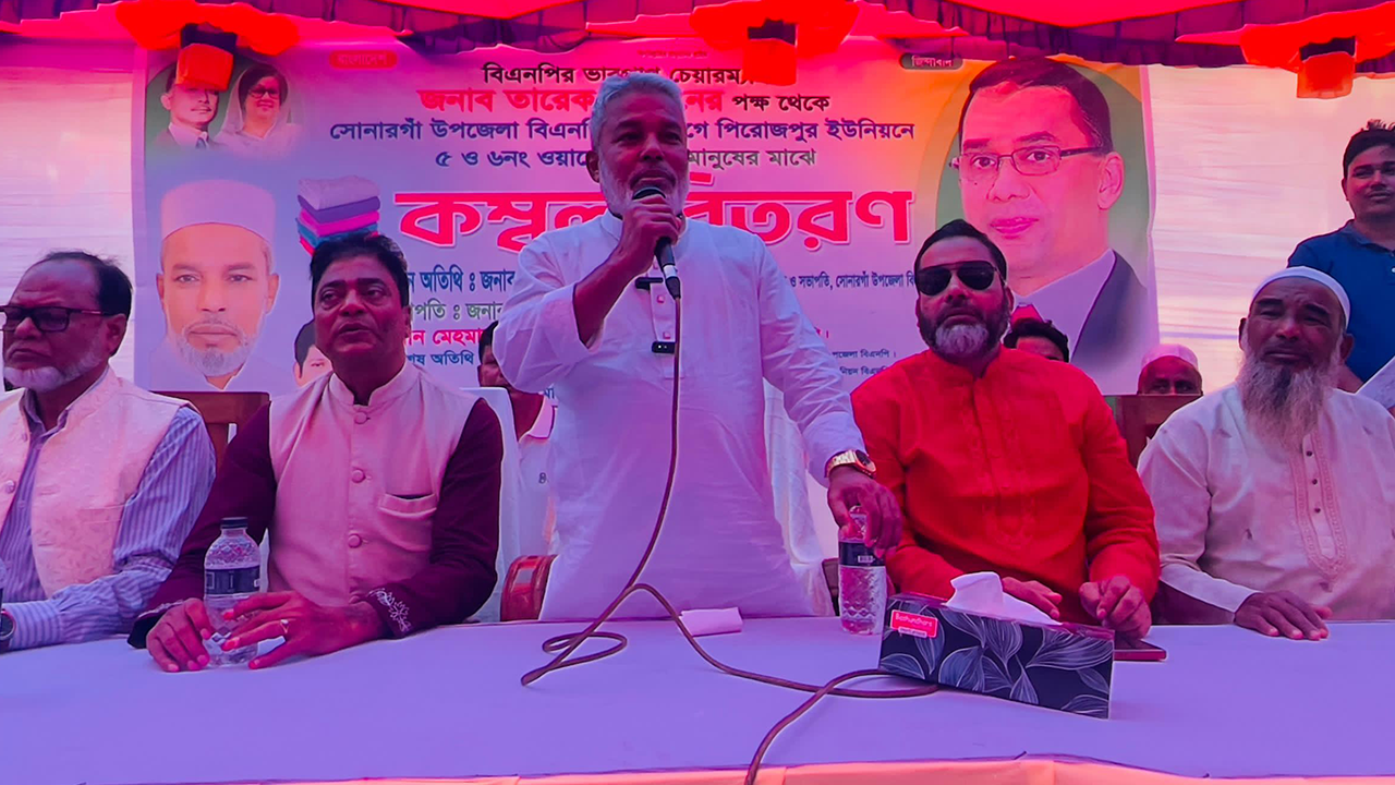 সোনারগাঁওয়ে শীতবস্ত্র বিতরণ অনুষ্ঠানে বক্তব্য দেন আজহারুল ইসলাম মান্নান। ছবি : কালবেলা