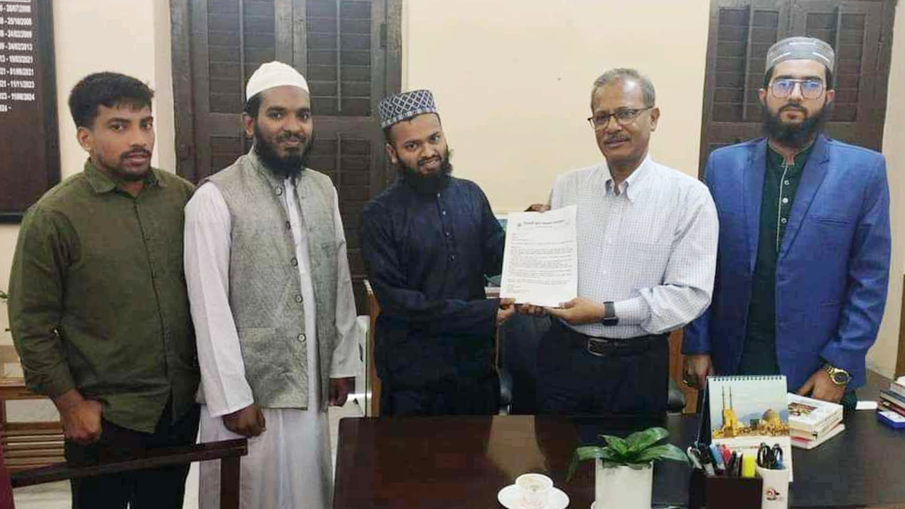 উপাচার্য বরাবর জবি ইসলামী ছাত্র আন্দোলনের স্মারকলিপি প্রদান। ছবি : কালবেলা