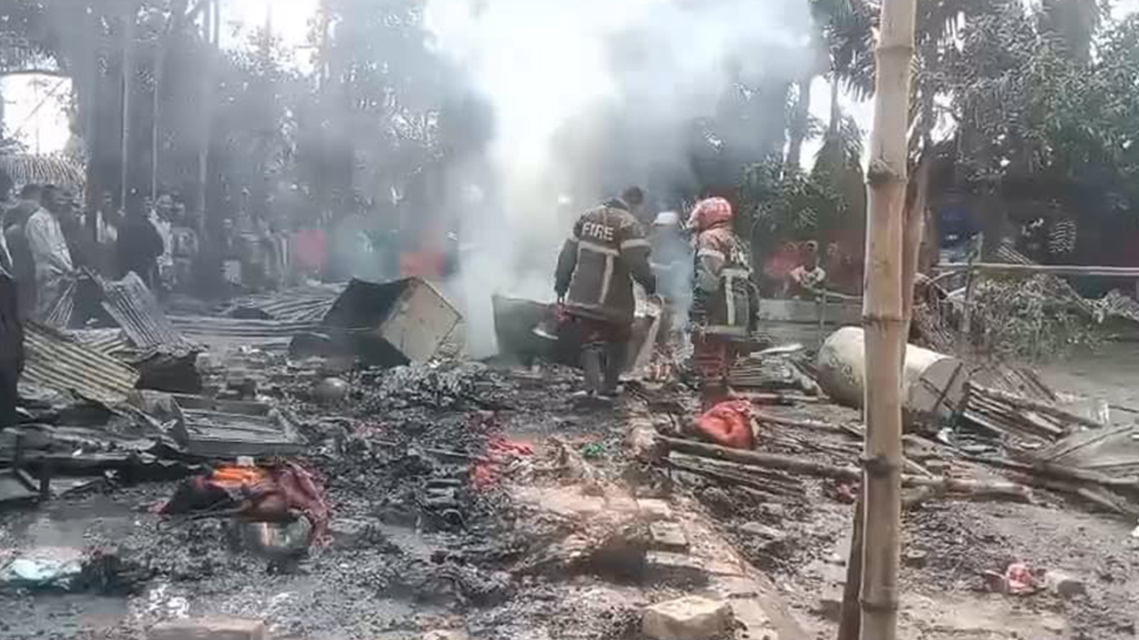 অভিযুক্ত আতিকুল ইসলামের বসতবাড়ি পুড়িয়ে দিয়েছে বিক্ষুব্ধ জনতা। ছবি : কালবেলা