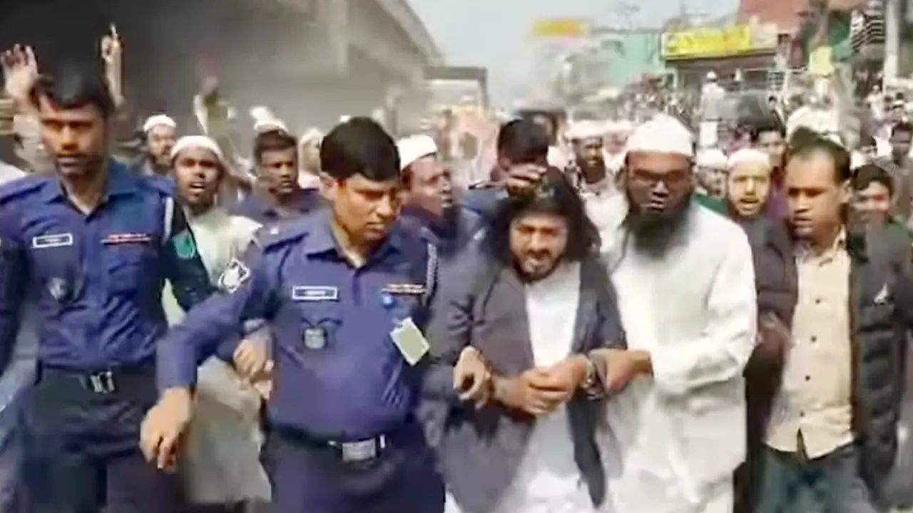 কথিত পীর জয় গুরু মনির শাহকে আটক করে পুলিশ। ছবি : কালবেলা
