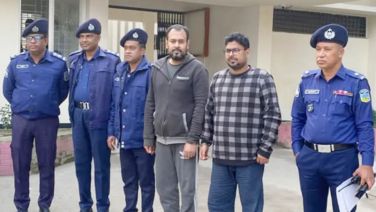 দুই ভাই কামরুজ্জামান সুজন ও কামরুল হাসানকে গ্রেপ্তার করে পুলিশ। ছবি : কালবেলা