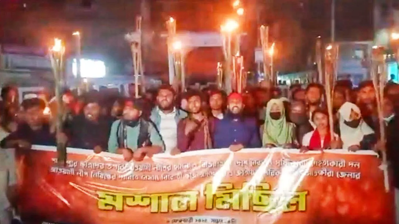 আওয়ামী লীগকে নিষিদ্ধের দাবিতে সাতক্ষীরায় মশাল মিছিল। ছবি : কালবেলা