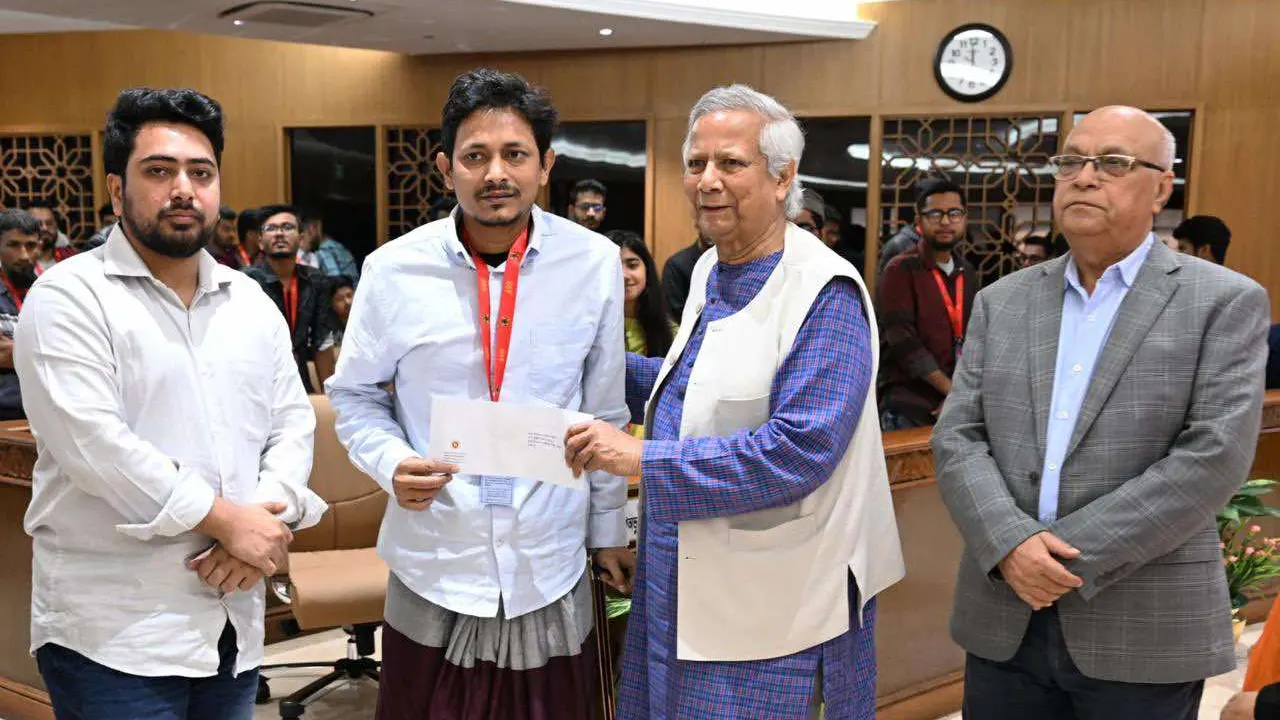 তেজগাঁওস্থ প্রধান উপদেষ্টার কার্যালয়ে ২১টি জুলাই শহীদ পরিবার ও সাতজন আহতের মধ্যে আর্থিক চেক হস্তান্তর করা হয়। ছবি : কালবেলা