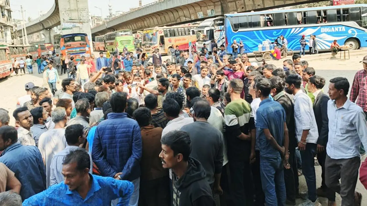 রাজধানীর সায়েদাবাদে জনপদের মোড় এলাকায় সড়ক আটকে পরিবহন শ্রমিকদের বিক্ষোভ। ছবি : সংগৃহীত