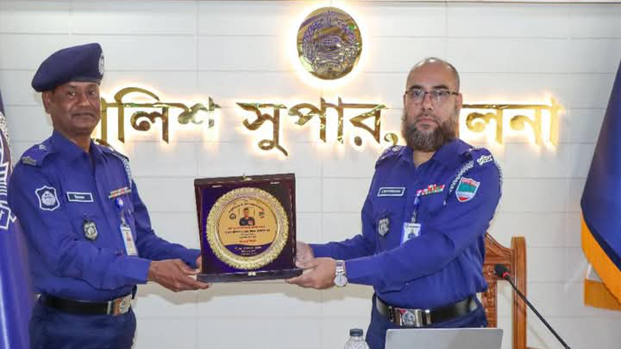 খুলনা জেলার শ্রেষ্ঠ ওসিকে সম্মাননা দেওয়া হয়।