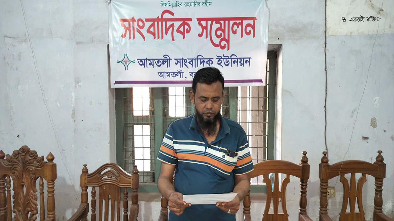 সংবাদ সম্মেলনে লিখিত বক্তব্য পাঠ করেন মোশাররফ হোসেন। ছবি : কালবেলা