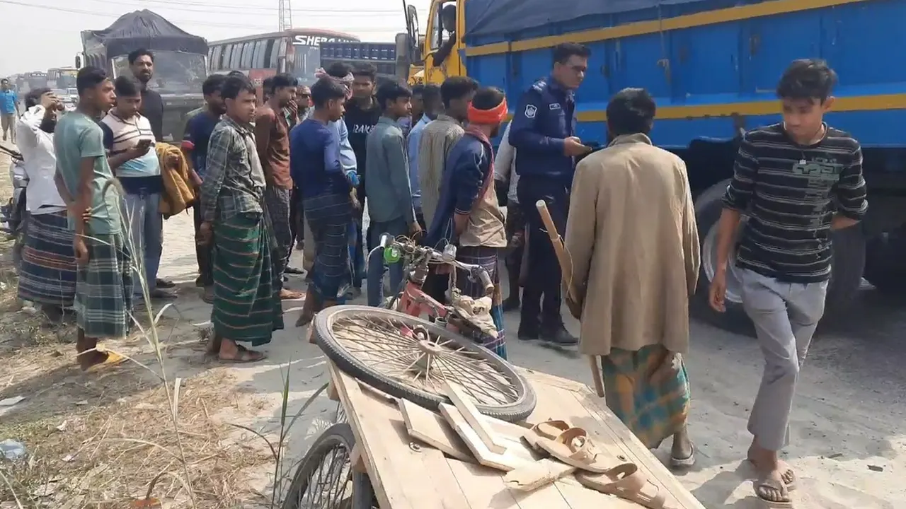 বাসচাপায় দুমড়েমুচড়ে গেছে ব্যাটারিচালিত অটোভ্যান। ছবি : কালবেলা