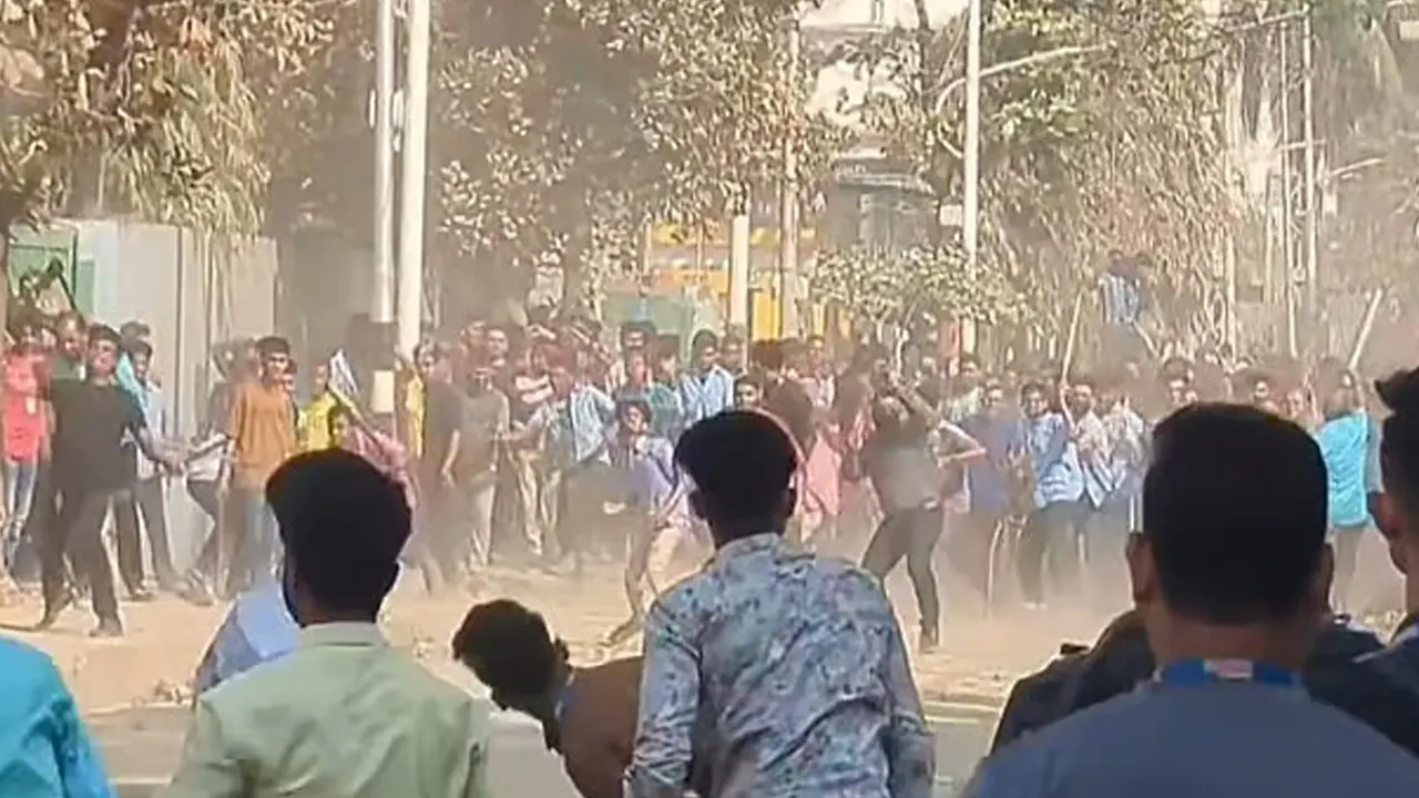 পোশাক কারখানা বন্ধ ঘোষণার প্রতিবাদে বিক্ষোভের সময় শ্রমিকদের দুপক্ষের মধ্যে ধাওয়া-পাল্টাধাওয়ার ঘটনা ঘটেছে। ছবি : কালবেলা