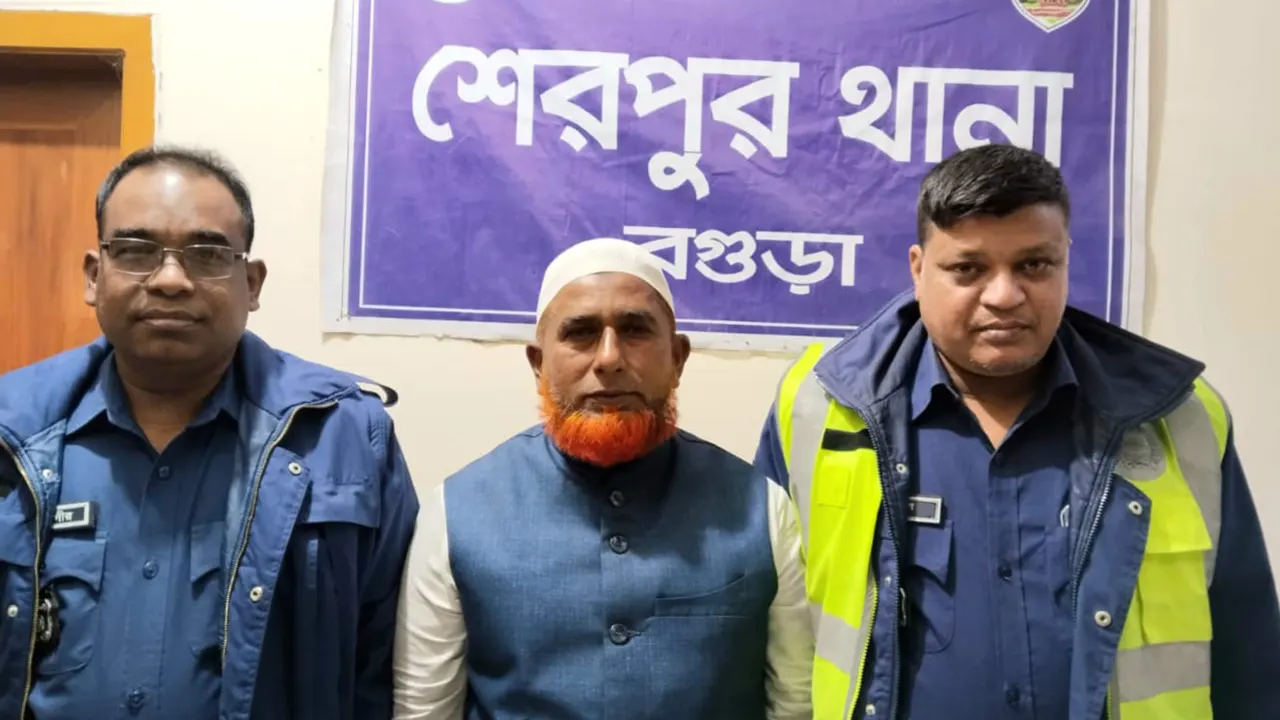 বগুড়ার শেরপুরে নাশকতা মামলায় গ্রেপ্তার আওয়ামী লীগ নেতা গোলাম রফিক। ছবি : কালবেলা