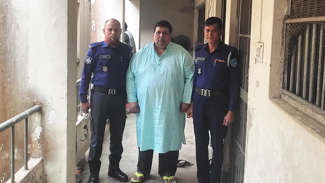 গাজীপুরের শ্রীপুর থানা থেকে সাবেক এমপি চয়ন ইসলামকে সিরাজগঞ্জের শাহজাদপুর থানা পুলিশের কাছে হস্তান্তর করা হয়। ছবি : সংগৃহীত