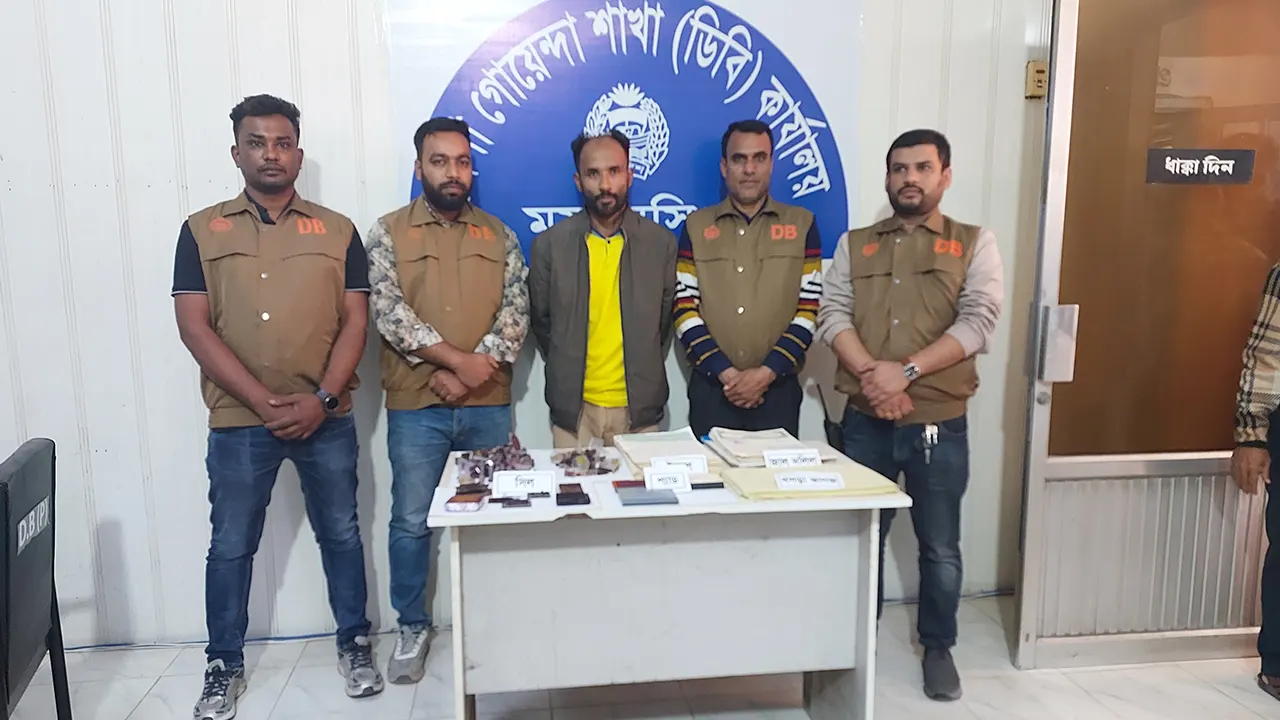 ময়মনসিংহে জাল দলিল তৈরির চক্রের মূলহোতা আলমগীর হোসেনকে গ্রেপ্তার করেছে ডিবি পুলিশ। ছবি : কালবেলা