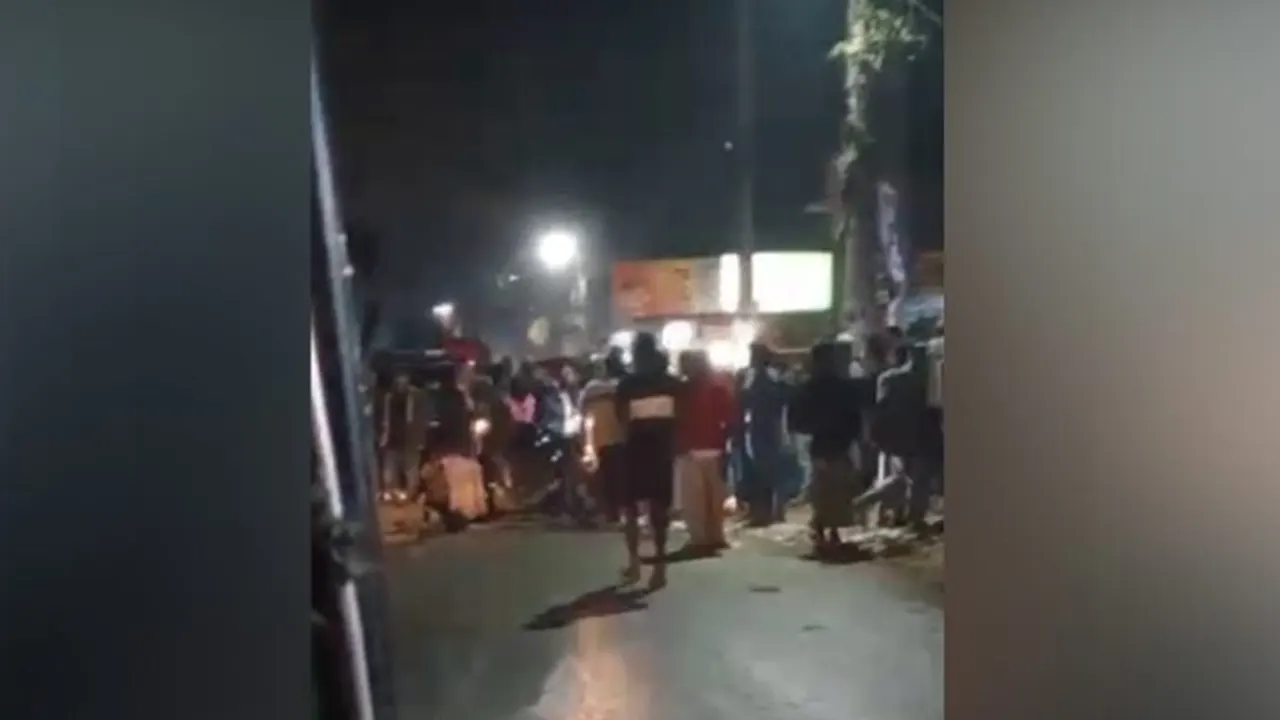 র‍্যাবের গাড়ি আটকে রেখে সড়ক অবরোধ করে স্থানীয়রা। ছবি : কালবেলা