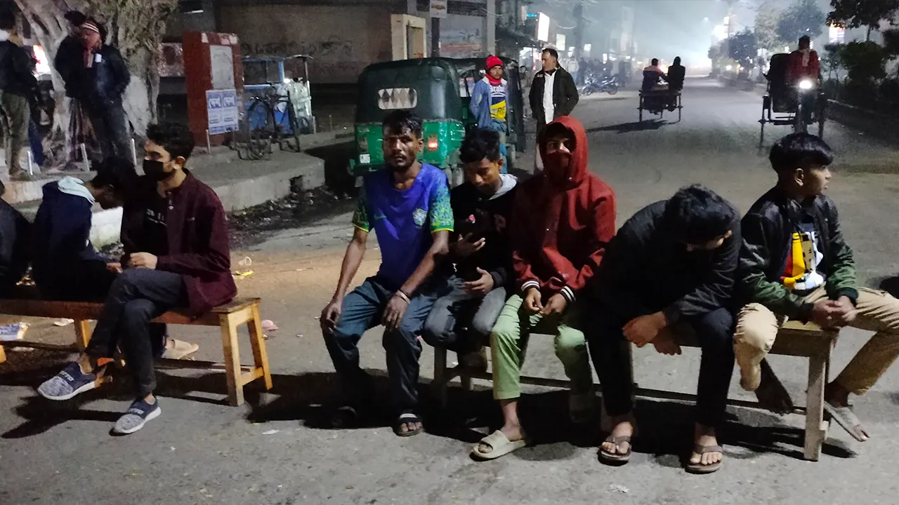 কমিটি পূণর্বহালের দাবিতে রাস্তায় বেঞ্চ ফেলে বিক্ষোভ করেন শিক্ষার্থীরা। ছবি : কালবেলা