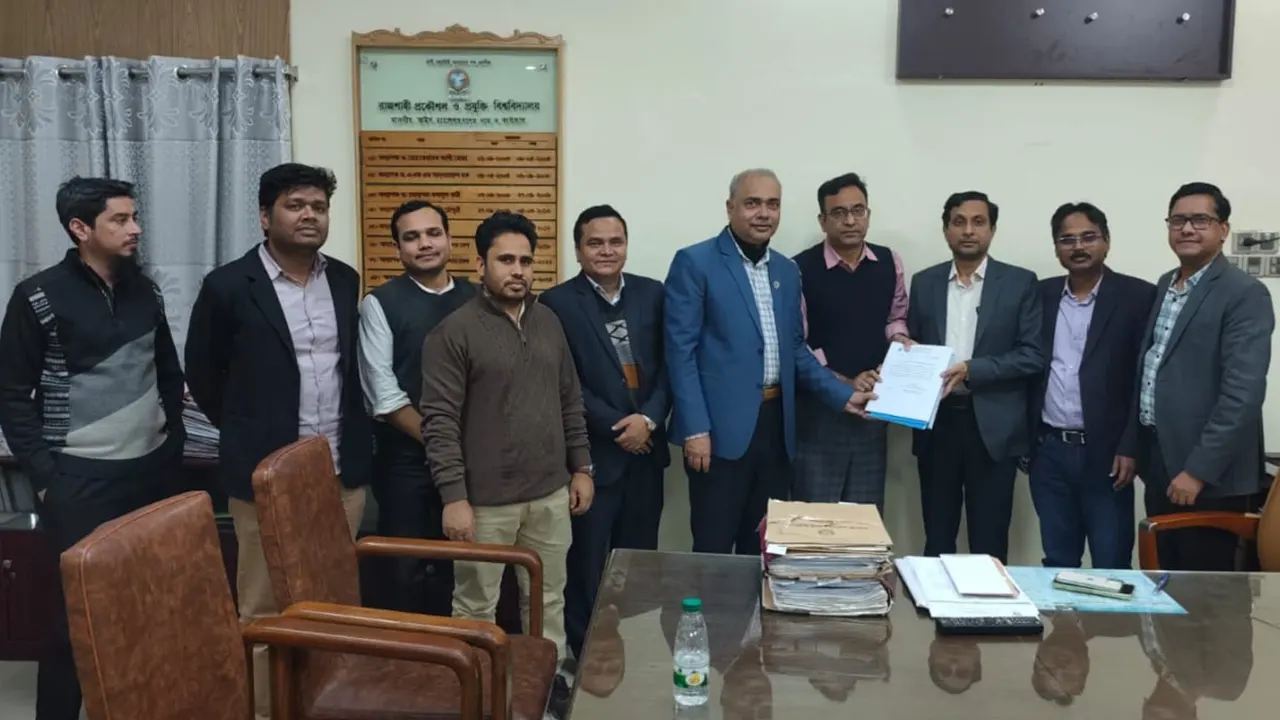 ভর্তি পরীক্ষার ফল ভর্তি পরীক্ষা কমিটির সভাপতি অধ্যাপক ড. মো. রবিউল ইসলাম আনুষ্ঠানিকভাবে উপাচার্য অধ্যাপক ড. এসএম আব্দুর রাজ্জাকের কাছে হস্তান্তর করেন। ছবি : কালবেলা