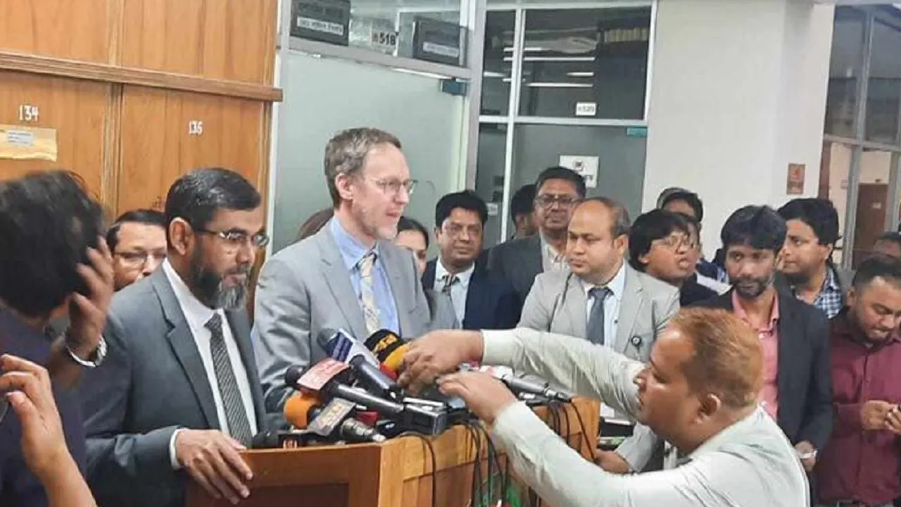 ইউএনডিপিসহ উন্নয়ন সহযোগী ১৮টি দেশের রাষ্ট্রদূতদের সঙ্গে বৈঠক শেষে সাংবাদিকদের সঙ্গে কথা বলেন নির্বাচন কমিশনার আবুল ফজল মো. সানাউল্লাহ। ছবি : সংগৃহীত