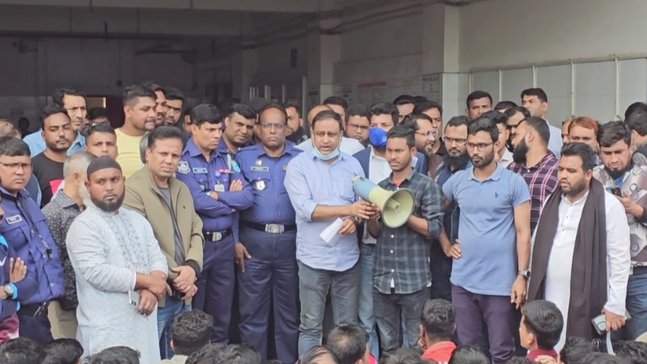 মালিকপক্ষ দাবি মেনে নেওয়ার আশ্বাসে সড়ক ছাড়েন আন্দোলনরত শ্রমিকরা। ছবি : কালবেলা